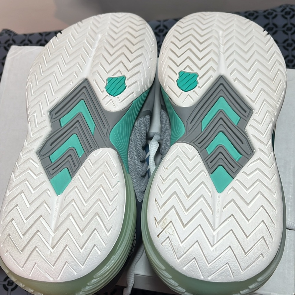 Women’s Tennis Shoes.  Size: 8 - Picture 5 of 8